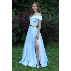 Marizu fashion světle modré saténové maturitní, plesové, společenské šaty se spadlými rameny a vysokým rozparkem