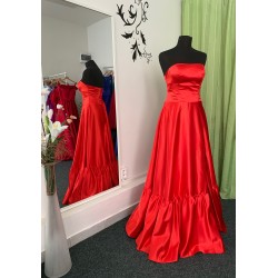 Marizu Fashion červené saténové plesové společenské šaty s vysokým rozparkem