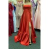 Marizu Fashion červené saténové plesové společenské šaty s vysokým rozparkem