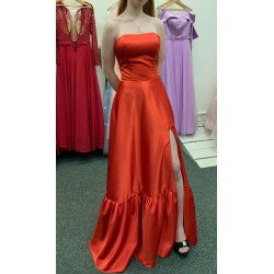 Marizu Fashion červené saténové plesové společenské šaty s vysokým rozparkem