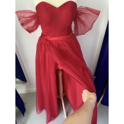 Marizu Fashion nádherné vínově červené tylové šaty s rozparkem a spadlými rameny