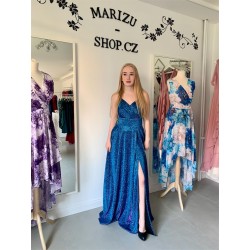 Krásné třpytivé plesové šaty s rozparkem