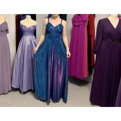 Krásné třpytivé plesové šaty s rozparkem