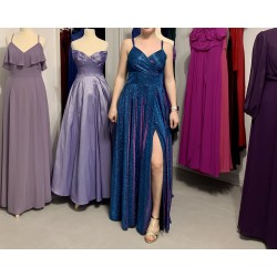 Krásné třpytivé plesové šaty s rozparkem