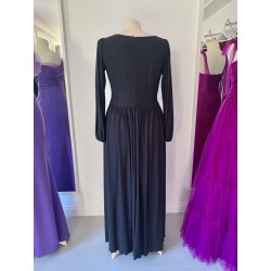 Krásné černé třpytivé plesové společenské šaty s rukávy vhodné pro plnoštíhlou postavu