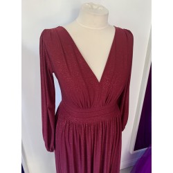 Krásné burgundy třpytivé plesové společenské šaty s rukávy vhodné pro plnoštíhlou postavu