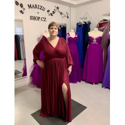 Krásné burgundy třpytivé plesové společenské šaty s rukávy vhodné pro plnoštíhlou postavu
