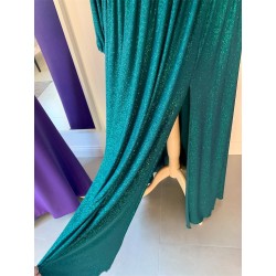 Krásné zelené třpytivé plesové společenské šaty s rukávy vhodné pro plnoštíhlou postavu