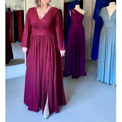 Krásné burgundy třpytivé plesové společenské šaty s rukávy vhodné pro plnoštíhlou postavu