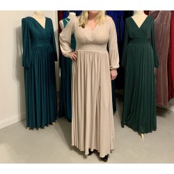 Krásné krémové třpytivé plesové společenské šaty s rukávy vhodné pro plnoštíhlou postavu