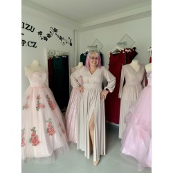 Krásné krémové třpytivé plesové společenské šaty s rukávy vhodné pro plnoštíhlou postavu