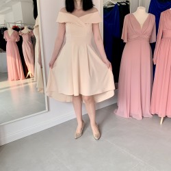 Krásné krémové asymetrické společenské šaty