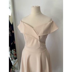 Krásné krémové asymetrické společenské šaty