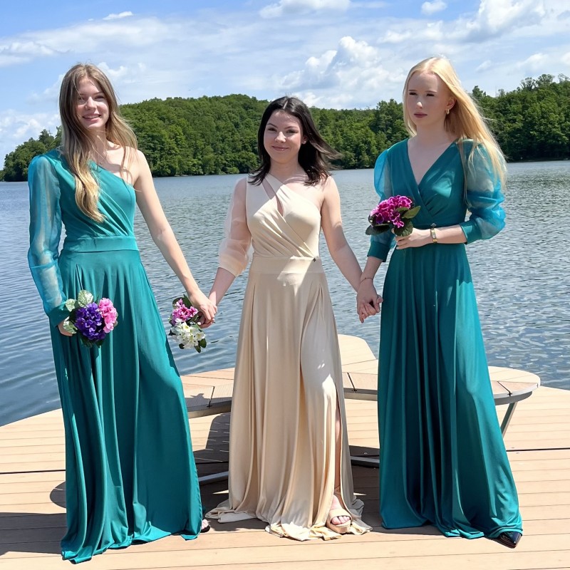 Marizu Fashion krémové plesové společenské šaty s rukávem