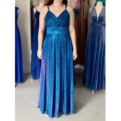 Krásné třpytivé plesové šaty s rozparkem