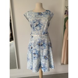 Společenské šaty s květinovým vzorem a páskem