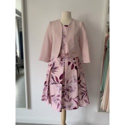 Společenské šaty s květinovým vzorem a páskem