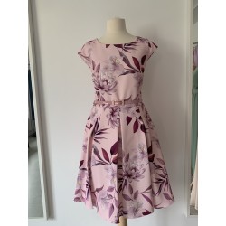 Společenské šaty s květinovým vzorem a páskem