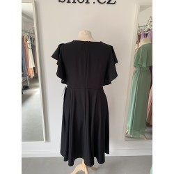 Černé společenské šaty vhodné pro moletky