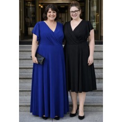 Královské modré dlouhé společenské šaty vhodné pro moletky